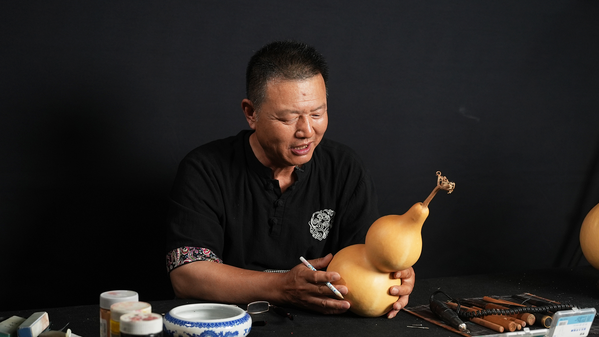 葫芦刻绘非遗传承人周建华专题片录制完成，将于近期播出